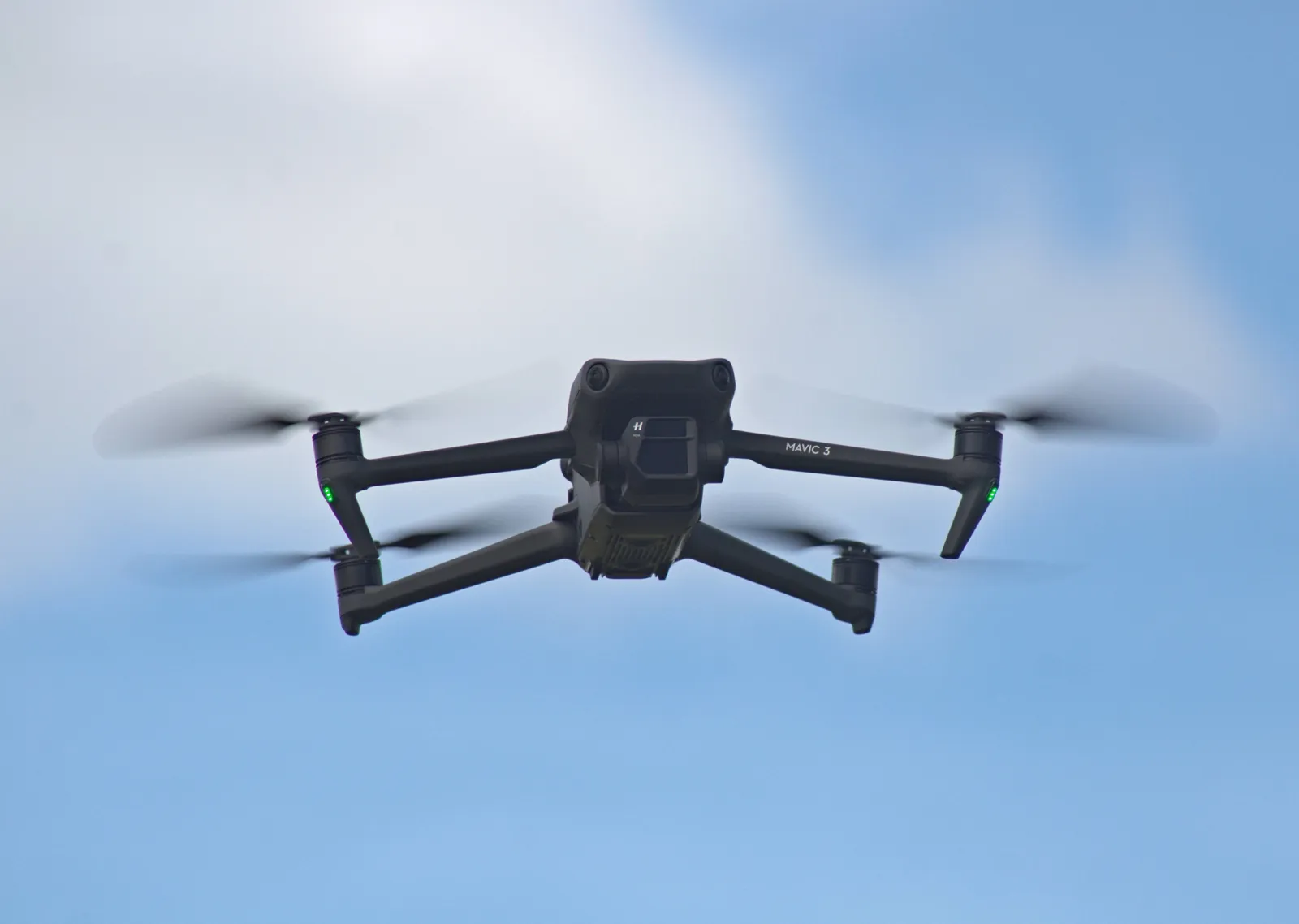 Professionele drone in de lucht tegen een blauwe hemel