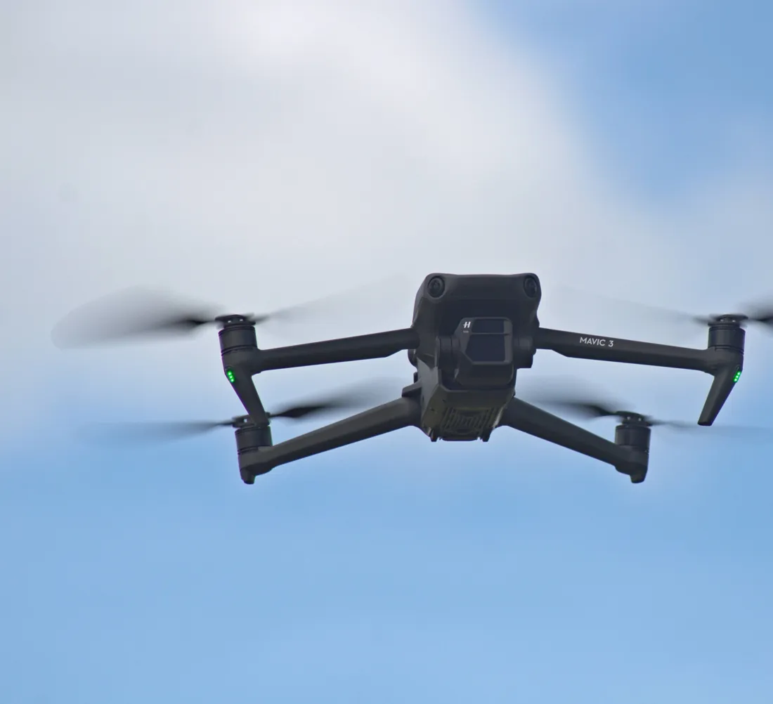 Professionele surveillancedrone in de lucht.