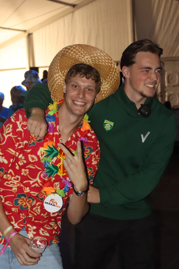 Proteas medewerkers te midden van feestgangers tijdens een avond in de horeca.