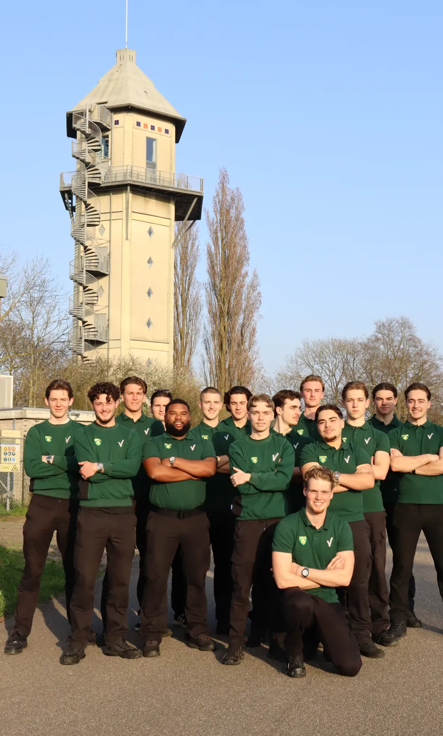 Groepsfoto van het Proteas Group team voor de watertoren in Dordrecht.