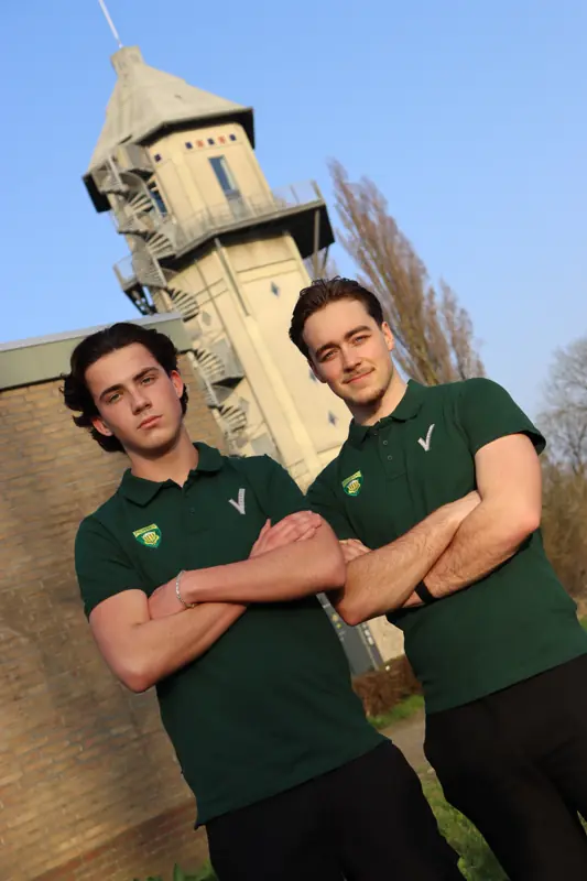 Twee Proteas beveiligers voor de watertoren.