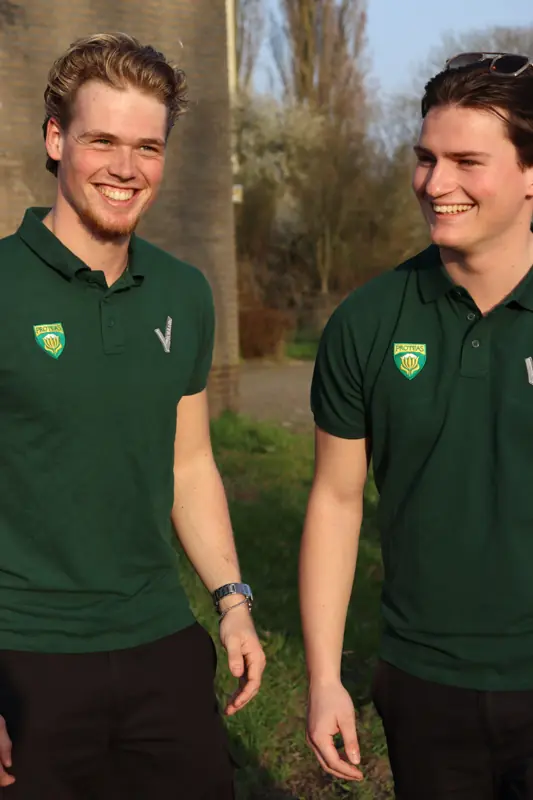 Twee collega's van Proteas in de avondzon.