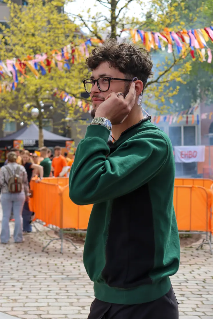 Proteas medewerker in bedrijfskleding tijdens een evenement in de binnenstad.